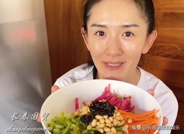 40歲謝娜全素顏近照曝光，網友驚呼：妝前妝後簡直判若兩人