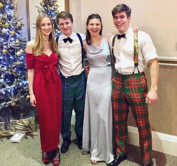 英國王室出了個英俊小哥，女王看好他，有望頂了哈里的缺