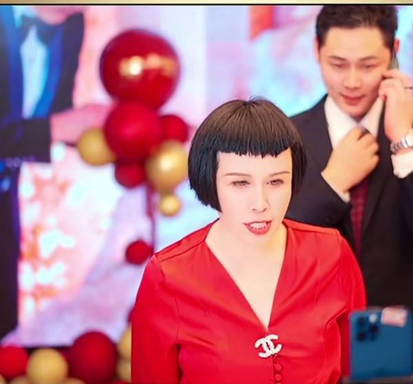 網紅孫書梅的開掛人生,從身無分文到月入千萬,56歲嫁小16歲男友 網紅孫書梅的開掛人生,從身無分文到月入千萬,56歲嫁小16歲男友