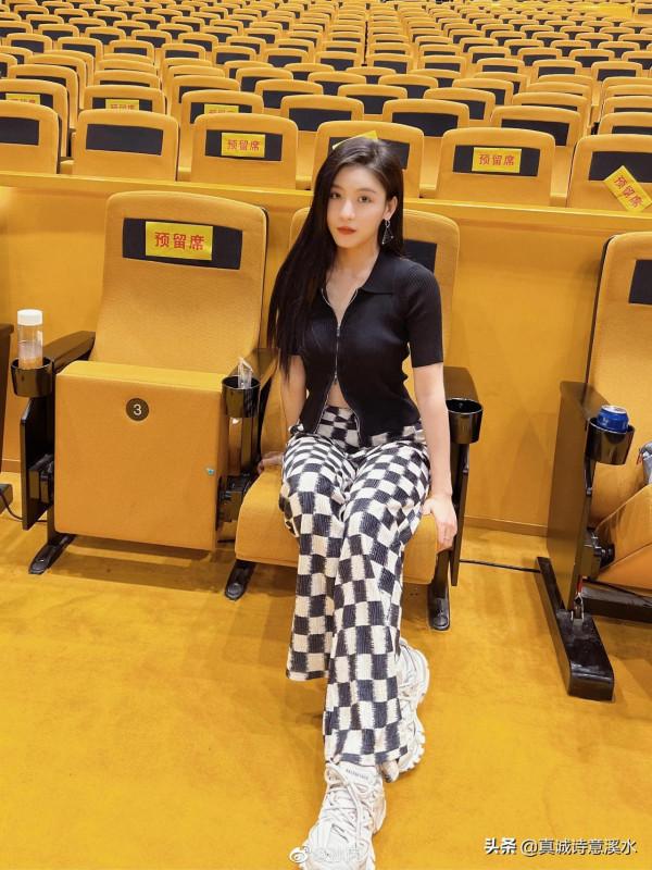 她是四川師範大學的校花,也是校園裡的超級學霸 她是四川師範大學的校花,也是校園裡的超級學霸