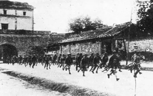 魯南軍區擊斃混世魔王，山東人民欣喜若狂，抬著屍體遊行洩憤