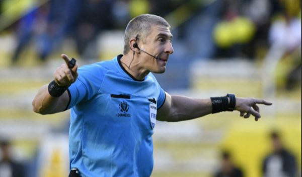 球員罰膩了罰同行？這位肌肉猛男裁判掏出了職業生涯第38張紅牌……