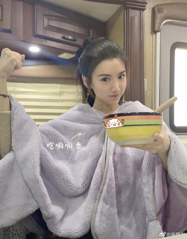 美女毛曉彤曬化妝間照片，高馬尾十分顯英氣！吃飯用比臉還大的碗