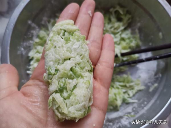 蘿蔔這樣做比炸蘿蔔丸子好，一蒸就上桌，蘸料吃太香了，別不懂吃