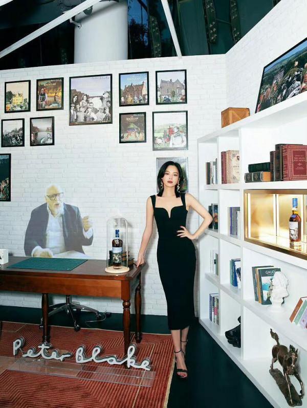 小黑裙拿捏住千金大小姐風，楊冪洋氣陳瑤清純，成為冬日耀眼存在