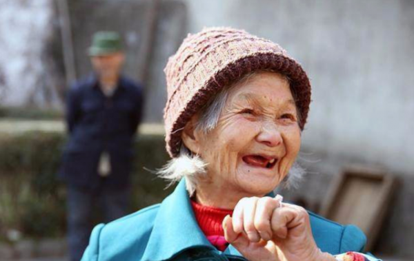 為啥老人身上有一股怪味？建議60歲後，遠離4個習慣，或老了沒味