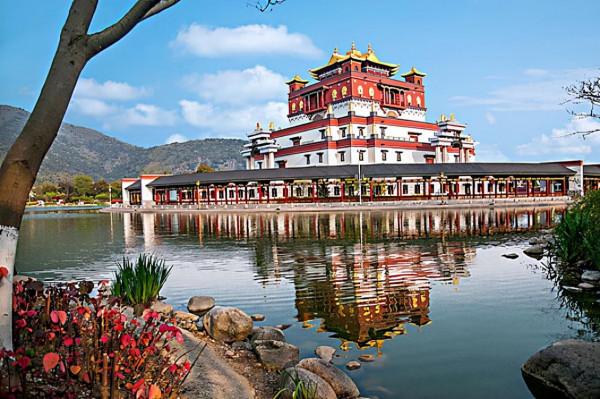 江蘇靈山景區，北倚靈山、南面太湖，是著名的佛教勝地