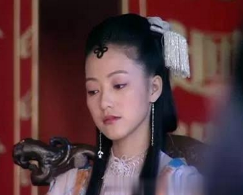 盤點頭上插兩把牙刷的古裝女子，蔣欣驚豔，佟麗婭傾國傾城