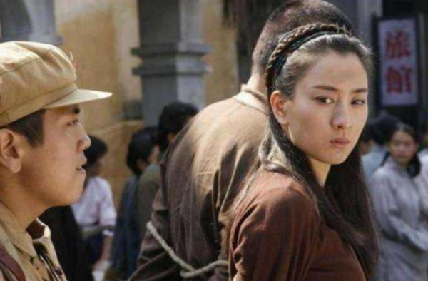 女土匪頭子被逮捕,毛主席將她無罪釋放,她在7年後當選政協委員 女土匪頭子被逮捕,毛主席將她無罪釋放,她在7年後當選政協委員