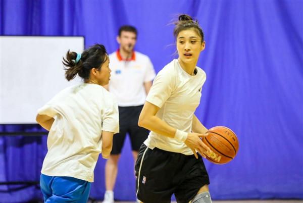 山西女籃簽下“神鹿” 山西女籃簽下“神鹿”