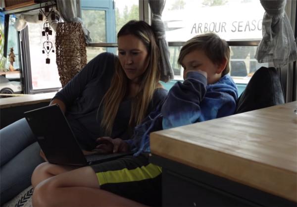 單親媽媽買下2004年舊校車,帶4個孩子在27㎡車內住1年,也是服了 單親媽媽買下2004年舊校車,帶4個孩子在27㎡車內住1年,也是服了