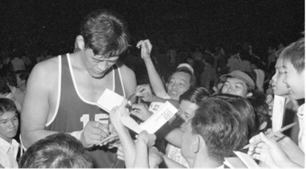 2008年穆鐵柱病逝,兒女都是正常身高,都沒有繼承父親的事業 2008年穆鐵柱病逝,兒女都是正常身高,都沒有繼承父親的事業