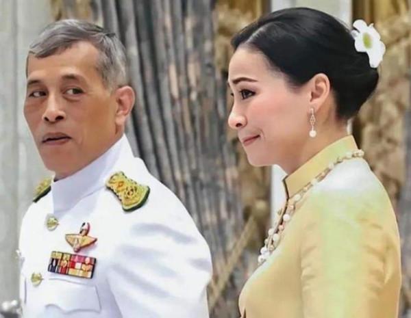 蘇提達王后優雅大方，愛用珍珠項鍊襯托氣質，分分鐘美過詩妮娜