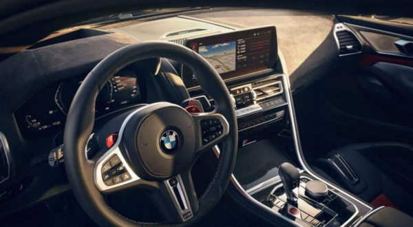 全新寶馬M8上市，機械素質依舊硬核，想聞汽油味的老闆可以衝了