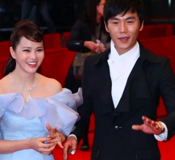 甩了音樂才子庾澄慶，又嫁給小十歲的影帝秦昊，伊能靜憑什麼？