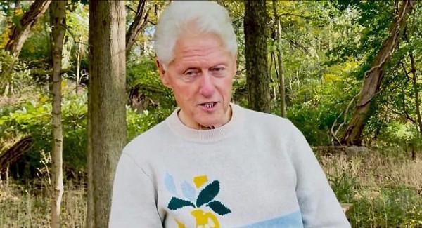 74歲希拉里高調亮相！深藍印花大衣驚豔，撇下在家養病的克林頓？