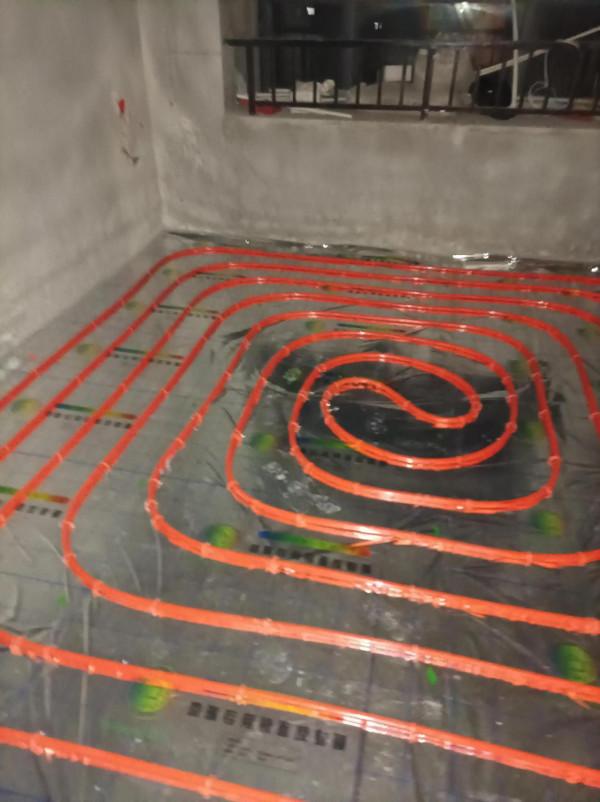 交房後，改造水電後鋪地暖
