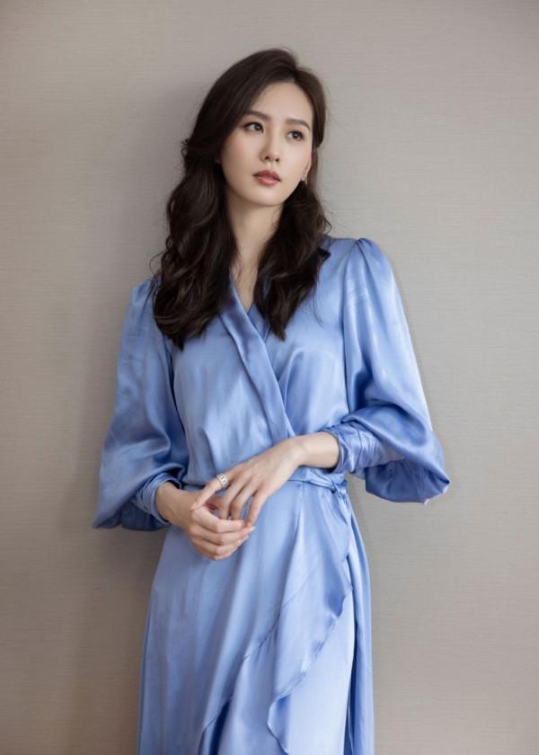 劉詩詩當媽後氣質更高階，穿緞面裙優雅又貴氣，同齡人中拔尖