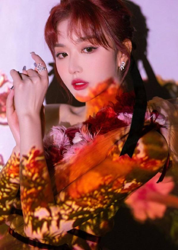 孔雪兒拍繁花光影大片，穿薔薇粉長裙優雅浪漫