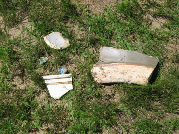 河北沽源：一城垣遺址四周及城角共有角樓和城臺殘墩28個，從每個角度看，都有8、9個，故名九連城。