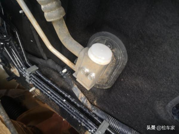 兩年的現代ix35開價9萬,扒開膠條全是泥沙,買主:鄭州拉來的吧 兩年的現代ix35開價9萬,扒開膠條全是泥沙,買主:鄭州拉來的吧