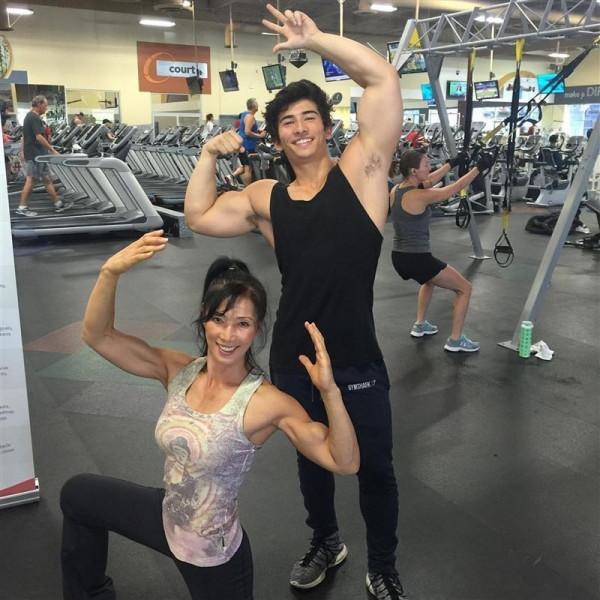 西協美智子：酷似山口百惠，靠肌肉和打戲走紅，63歲和兒子像姐弟