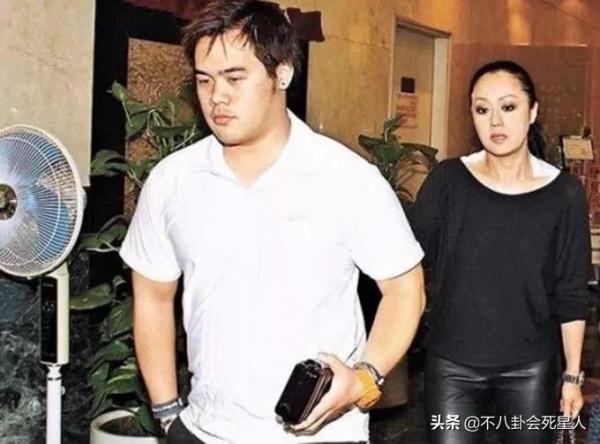 媽媽貌美如花，卻長得像爸的10位星二代，成龍子女都是大鼻子