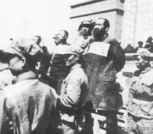 副師長遇襲犧牲,毛主席親令“限期肅清”,王震指揮坦克剿匪平叛 副師長遇襲犧牲,毛主席親令“限期肅清”,王震指揮坦克剿匪平叛