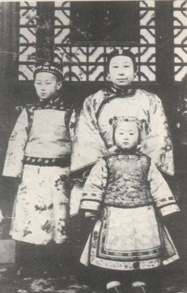 李鴻章的外孫：抽鴉片敗光18處房產，卻生出一個天才