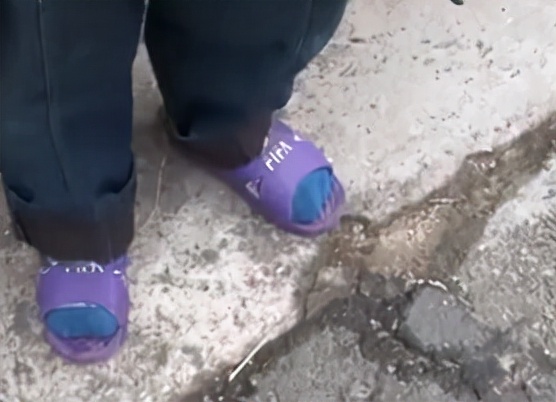 韓國兄妹街頭流浪10年，哥哥每天堅持鞋油塗臉，只因無私的親情