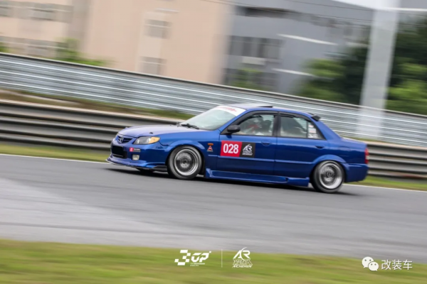 經典的馬自達323依然還有很多人玩，只需7000塊就能買來快樂