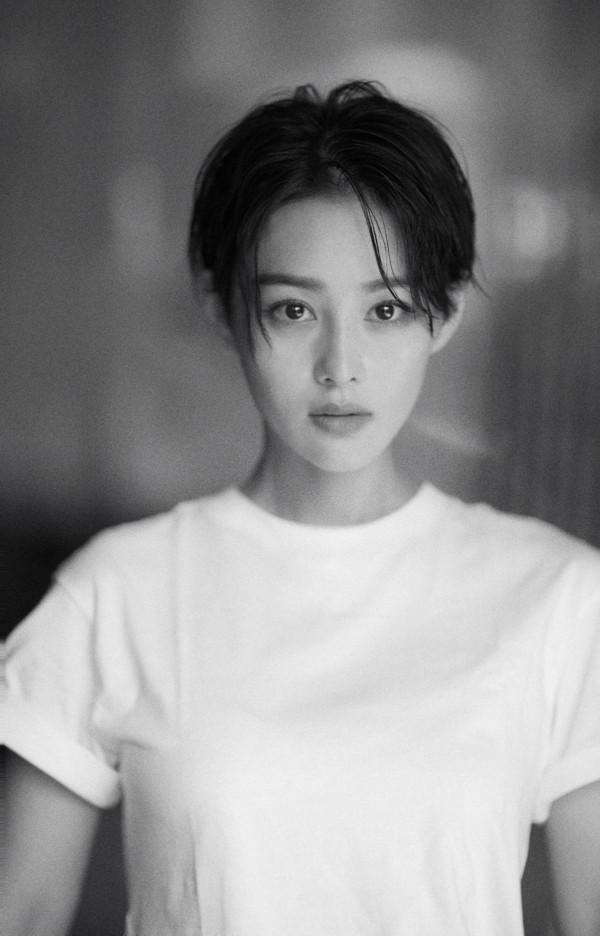 張馨予久違迴歸長髮造型！明豔嬌貴迷人無比，比短髮美貌更升一級