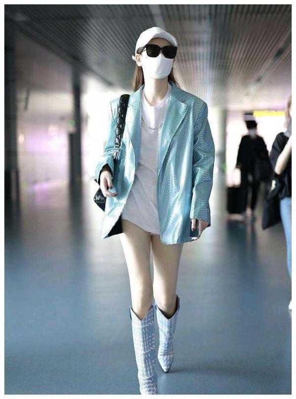 戚薇真會玩，衣服不好好穿就算了，褲子還非得反著穿，意外洋氣