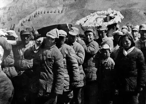 毛主席唯一一次為人抬棺，還親自為他寫下輓聯，他究竟是誰？