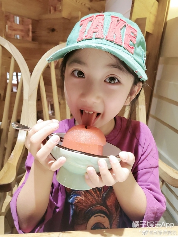 還記得《放開我北鼻》裡的小蔥花嗎？她現在長這樣