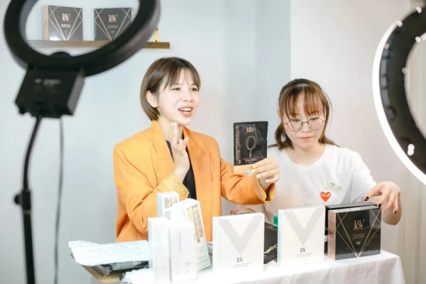 李子柒與老東家「撕破臉」,李佳琦預售破百億,我退租了直播間 李子柒與老東家「撕破臉」,李佳琦預售破百億,我退租了直播間