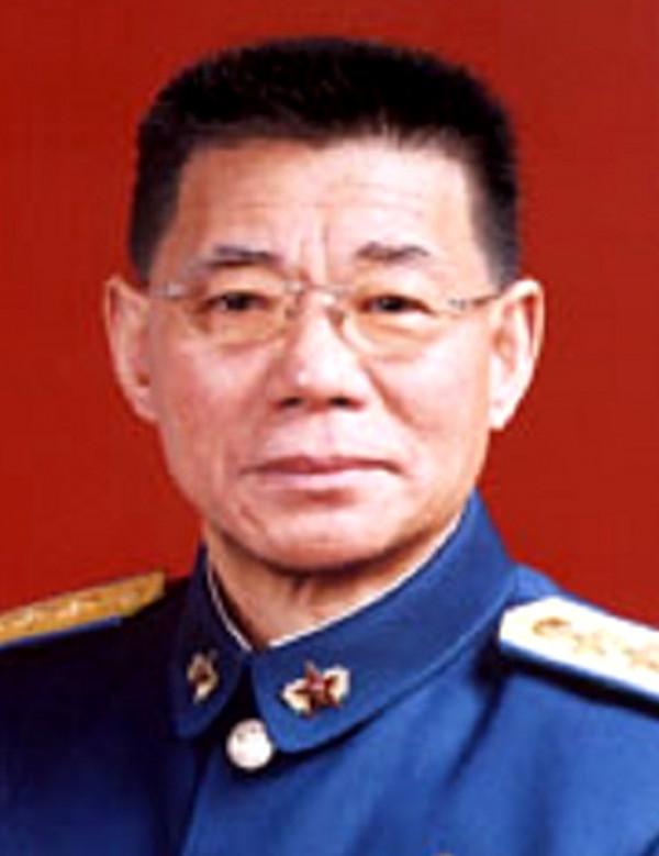 他擔任了三年空軍政委，還擔任了五年空軍司令員，63歲升上將
