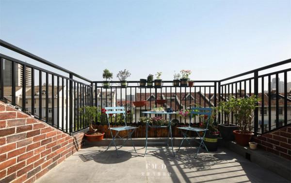 體驗到頂複式的快樂了，一半閣樓一半大露臺，比住一樓舒服划算