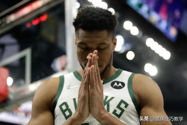 哈登首次亮相76人替補席！76人用單場狂輸48分，歡迎登哥的到來