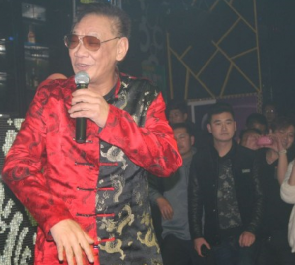 惡人之首何家駒:捧紅周潤發,3天輸光千萬家產,死後無人送終 惡人之首何家駒:捧紅周潤發,3天輸光千萬家產,死後無人送終