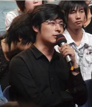 李湘離婚風波後首現身，坐豪車與神秘男子外出，她快樂嗎？