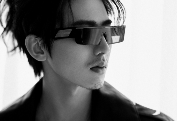 蔡徐坤挑戰新造型，留胡茬穿老虎夾克，滿滿的搖滾風