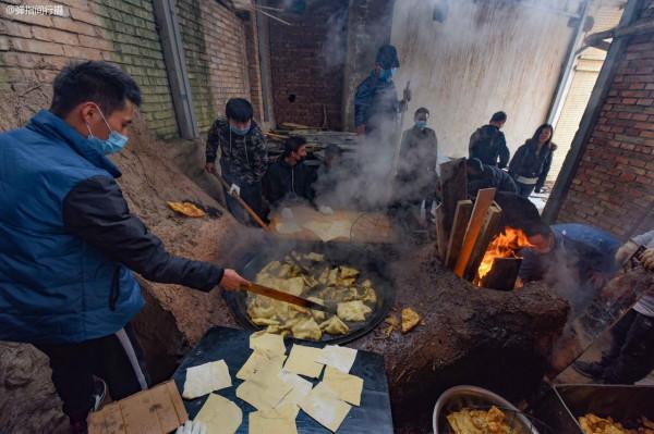 青海村民花銷10萬祈福,宴請千人制作炸饃饃,全村2000多人共享用 青海村民花銷10萬祈福,宴請千人制作炸饃饃,全村2000多人共享用
