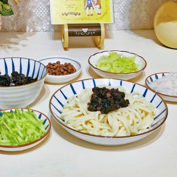 一吃就上癮的老北京炸醬麵 一吃就上癮的老北京炸醬麵