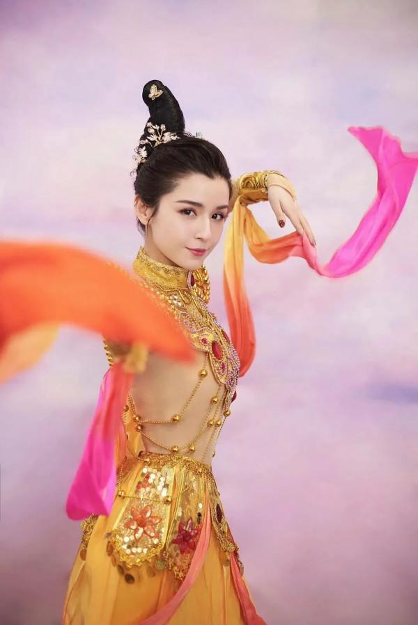 5位新疆美人珠寶加持：佟麗婭，熱巴，娜扎，麥迪娜...誰最美？