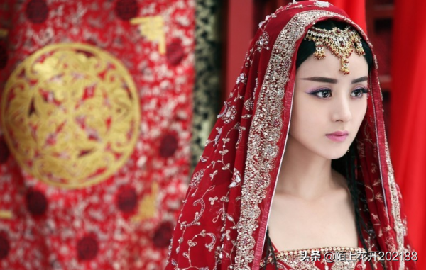 春晚舞臺上趙麗穎紅裙驚豔，出道16年她都做了什麼