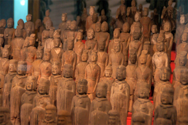 1976年，一農民在麥田中挖出一列磚牆，考古學家發現底下有古墓