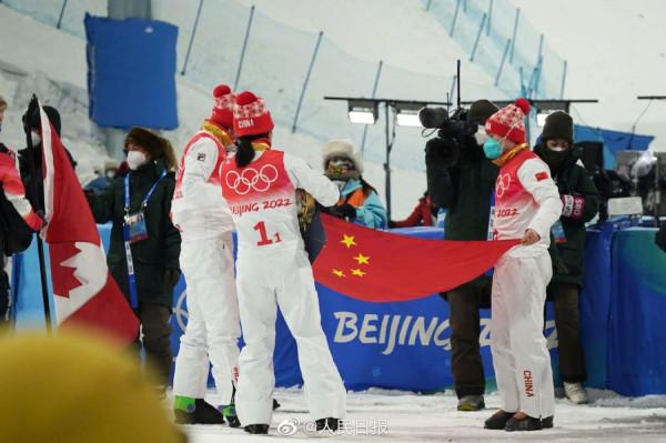 被他們細心整理國旗的細節戳到了