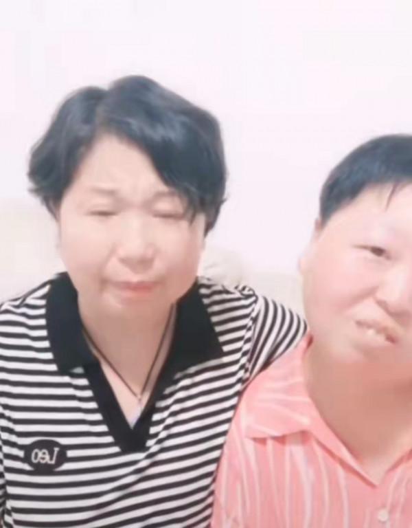 杜新枝改走煽情路線，帶女兒和老父親先後出鏡，網友評論兩極化