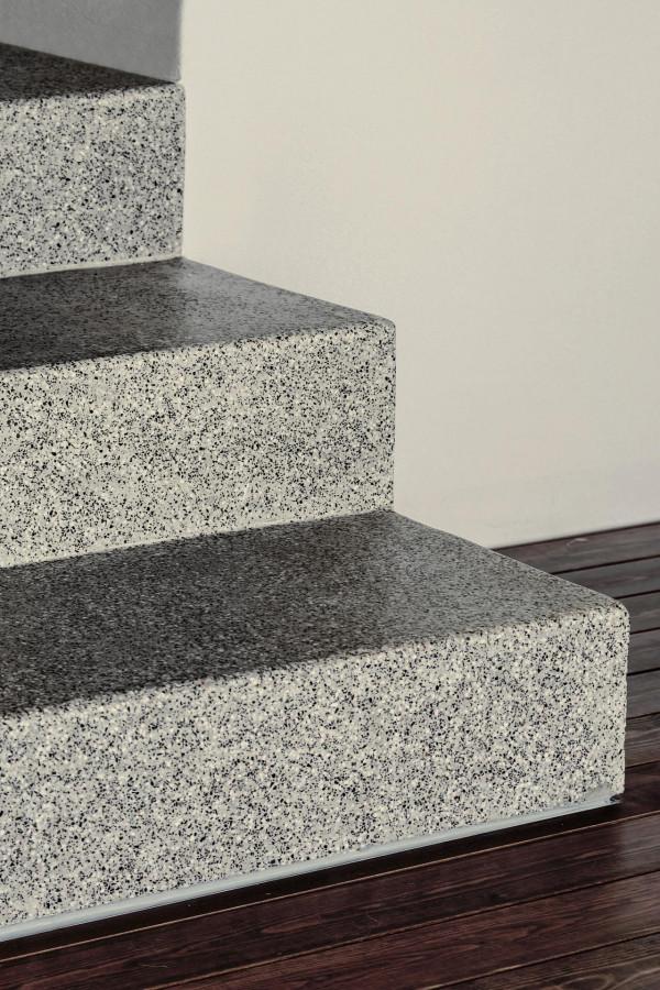 一個鬱鬱蔥蔥的迷迭香和薰衣草花園 一個鬱鬱蔥蔥的迷迭香和薰衣草花園